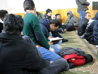 Ad un certo punto ecco che parte il suggestivo canto del muezzin, colui che intonando l�adhan (l�invito alla preghiera) richiama i fedeli